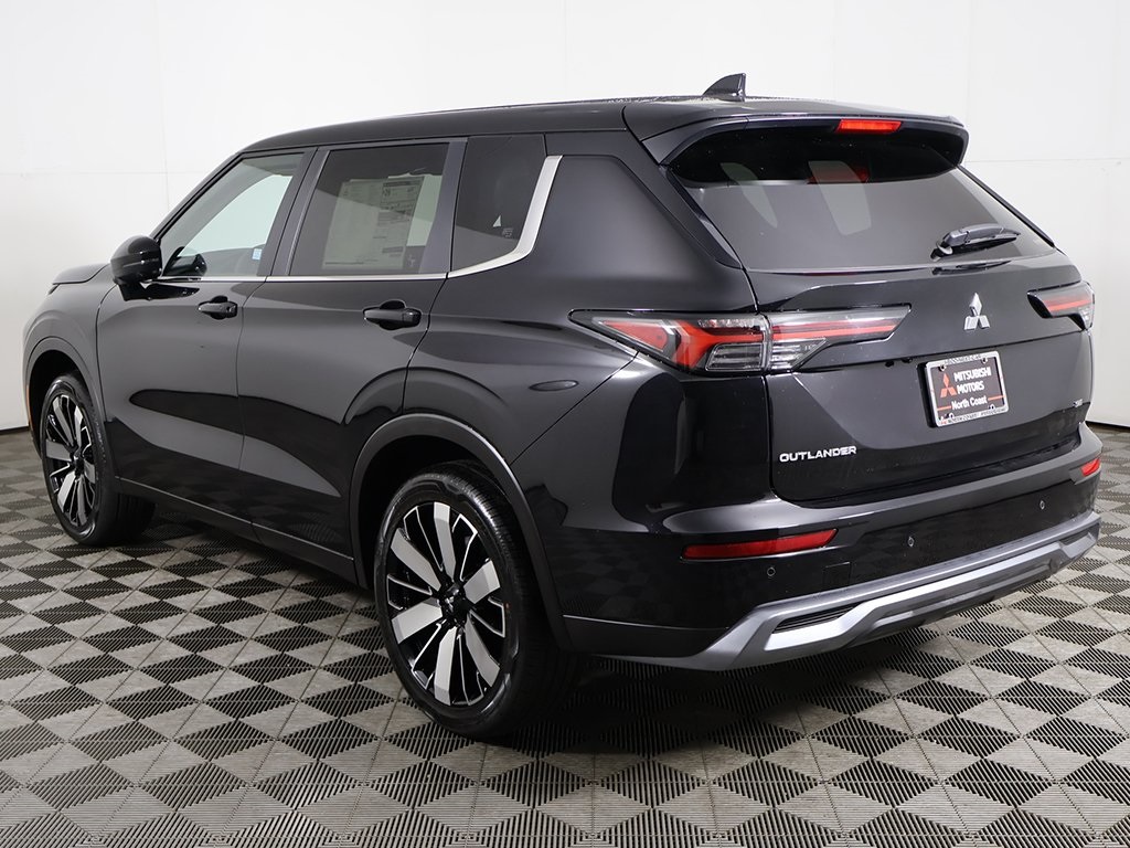 2025 Mitsubishi Outlander SE Image 10 of 60