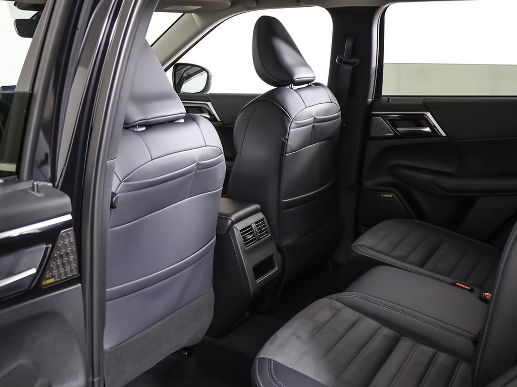 2025 Mitsubishi Outlander SE Image 19 of 60