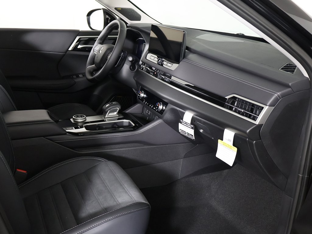 2025 Mitsubishi Outlander SE Image 29 of 60