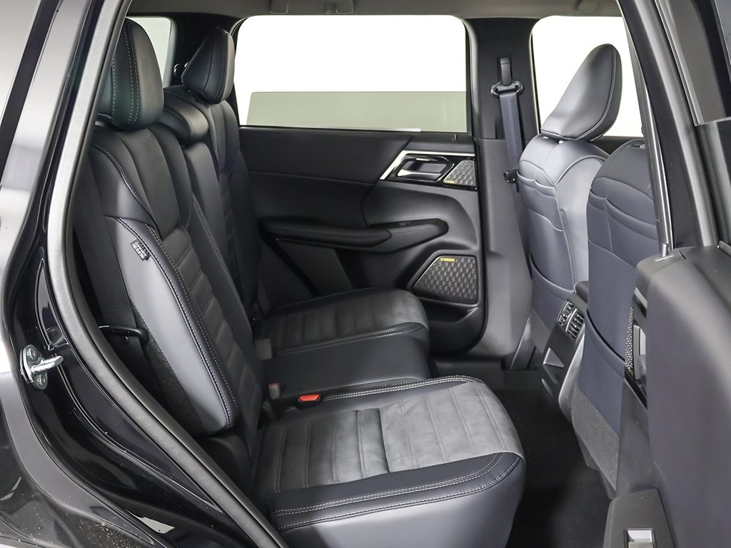 2025 Mitsubishi Outlander SE Image 18 of 60