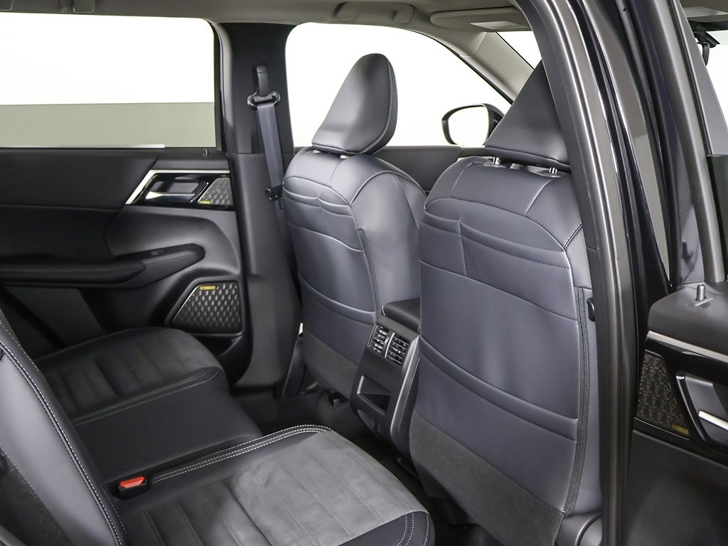 2025 Mitsubishi Outlander SE Image 17 of 60