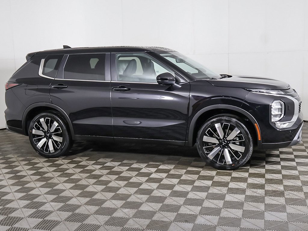 2025 Mitsubishi Outlander SE Image 6 of 60