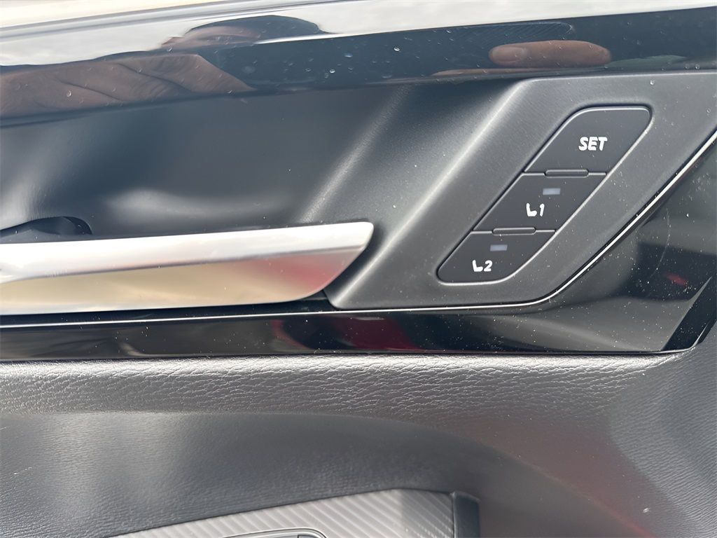 Vehicle image 25 of 31