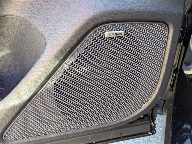 Vehicle image 14 of 45