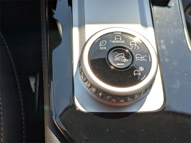 Vehicle image 28 of 45