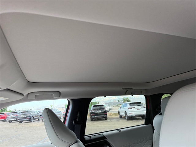2025 Mitsubishi Outlander SEL Image 16 of 37