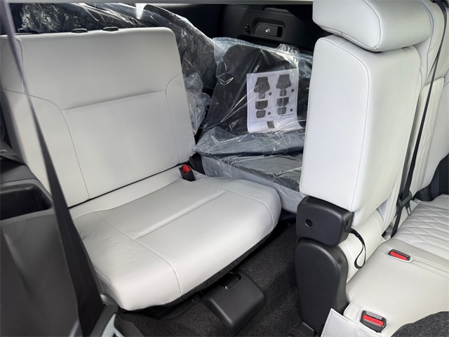 2025 Mitsubishi Outlander SEL Image 12 of 37