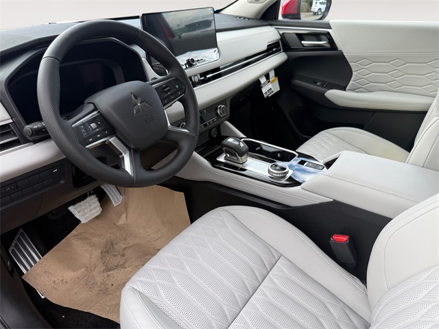 2025 Mitsubishi Outlander SEL Image 15 of 37