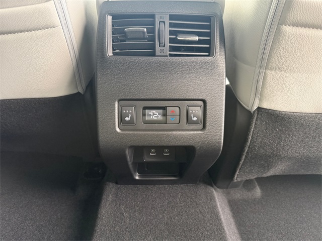 2025 Mitsubishi Outlander SEL Image 27 of 37