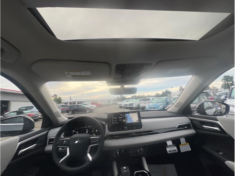 2025 Mitsubishi Outlander SEL Image 12 of 22