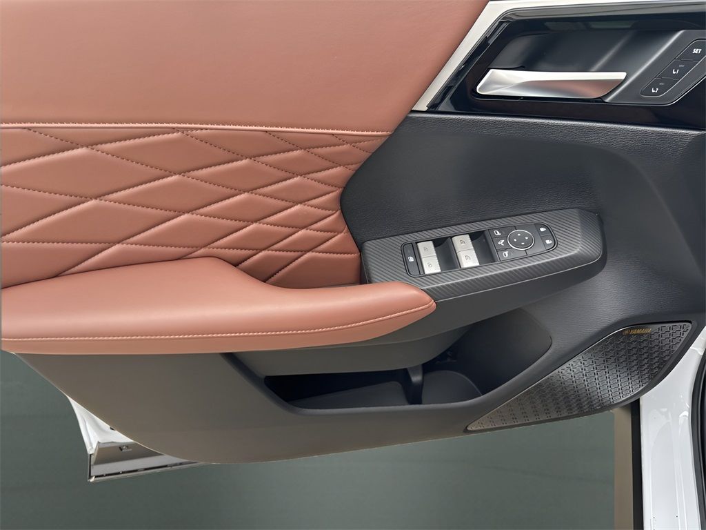 Vehicle image 16 of 31