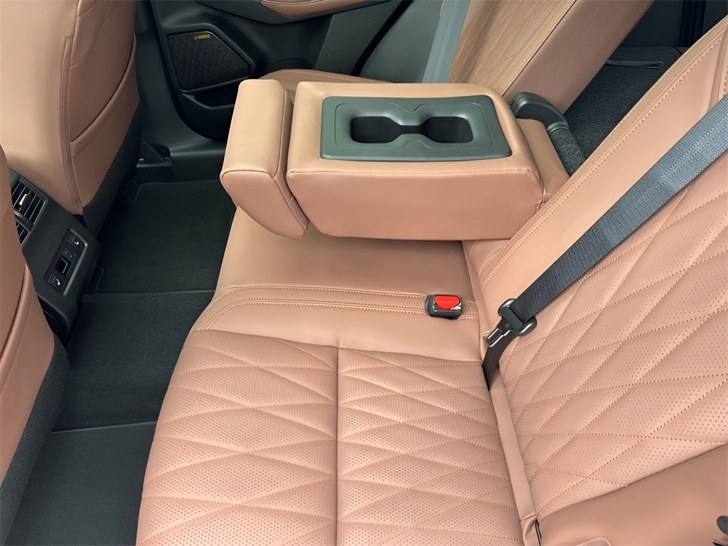 Vehicle image 11 of 31