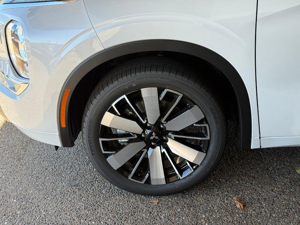 2025 Mitsubishi Outlander SEL Image 3 of 18