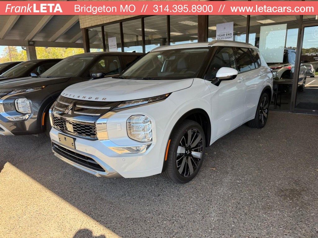 2025 Mitsubishi Outlander SEL Image 1 of 18