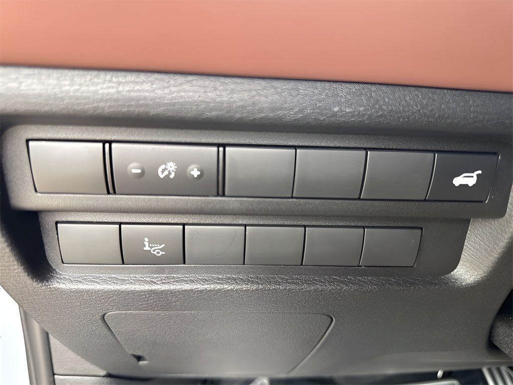 Vehicle image 21 of 32