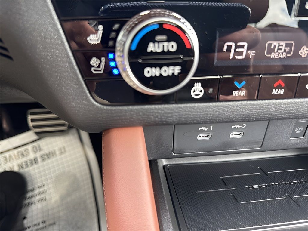 Vehicle image 27 of 32