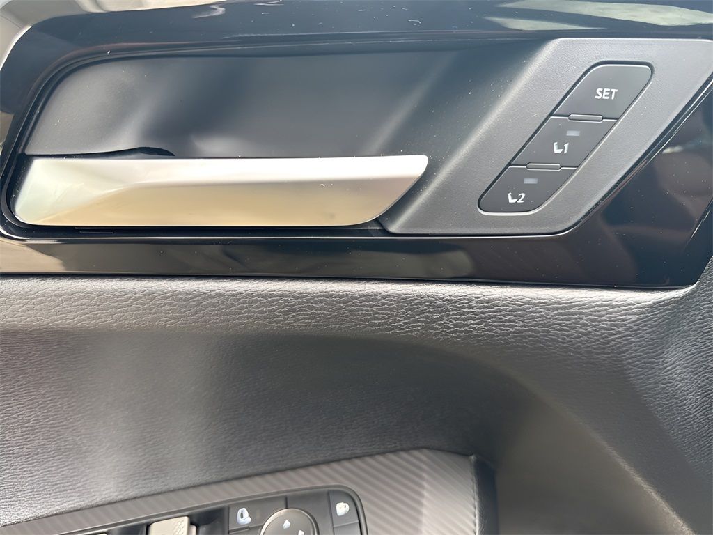 Vehicle image 25 of 32