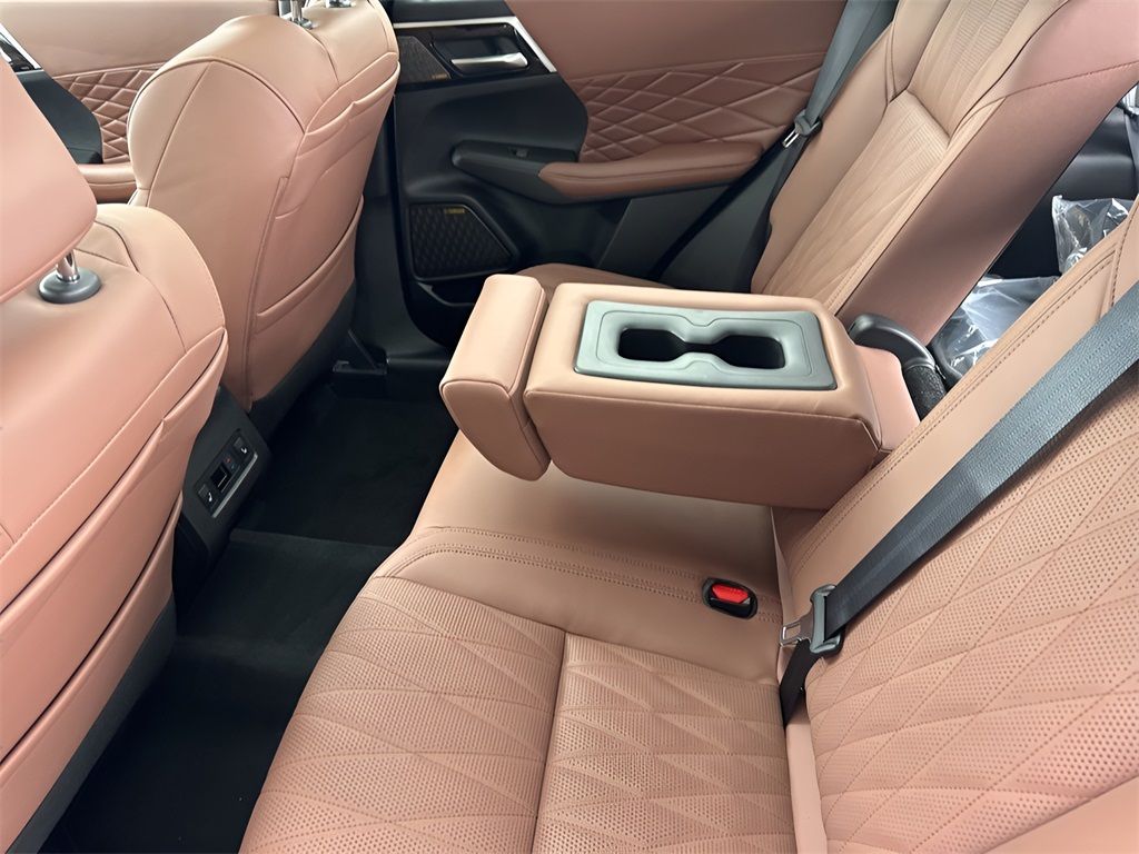 Vehicle image 13 of 32