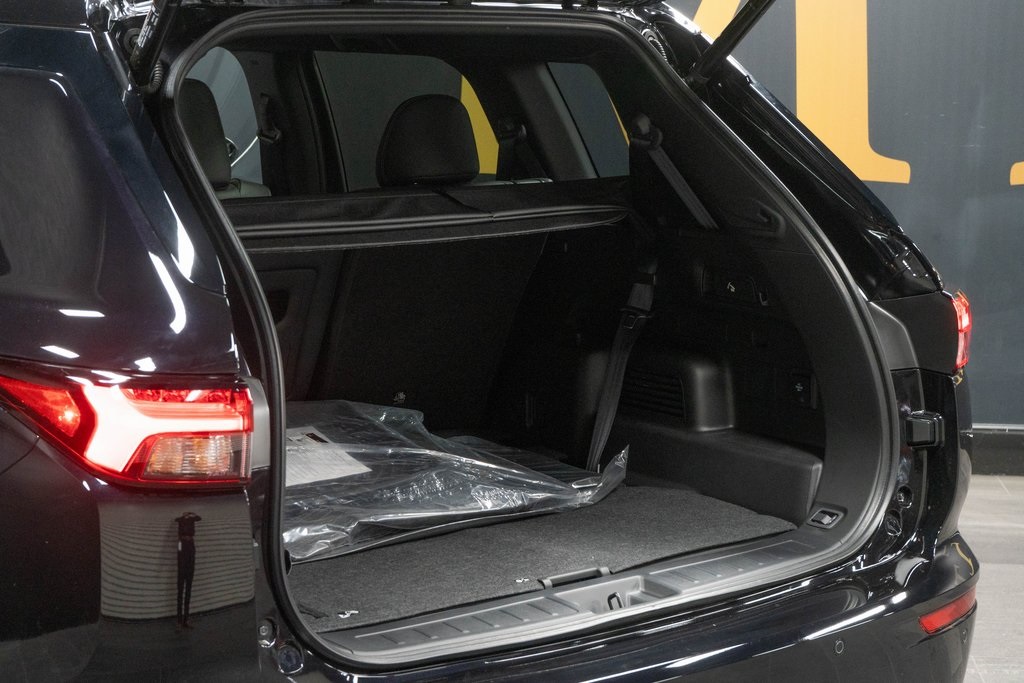 2025 Mitsubishi Outlander Plug-In Hybrid SEL Black Edition Image 10 of 24