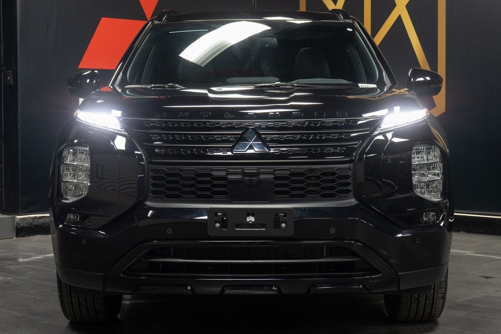 2025 Mitsubishi Outlander Plug-In Hybrid SEL Black Edition Image 2 of 24