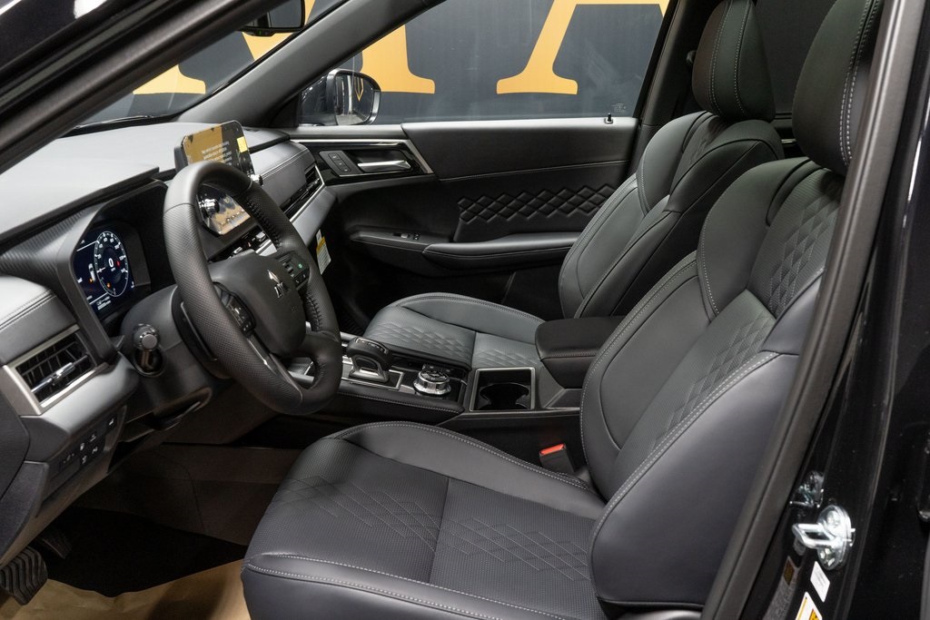 2025 Mitsubishi Outlander Plug-In Hybrid SEL Black Edition Image 17 of 24