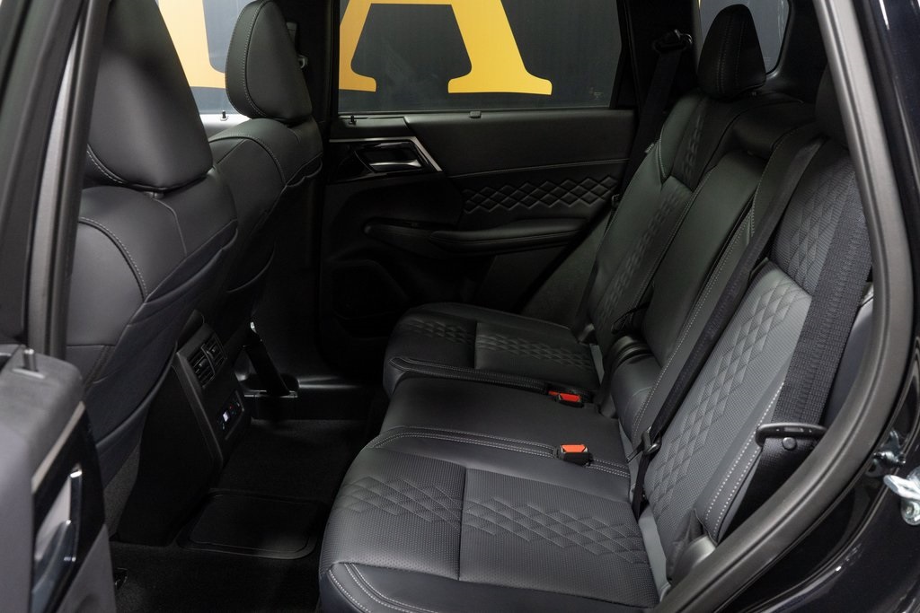 2025 Mitsubishi Outlander Plug-In Hybrid SEL Black Edition Image 18 of 24