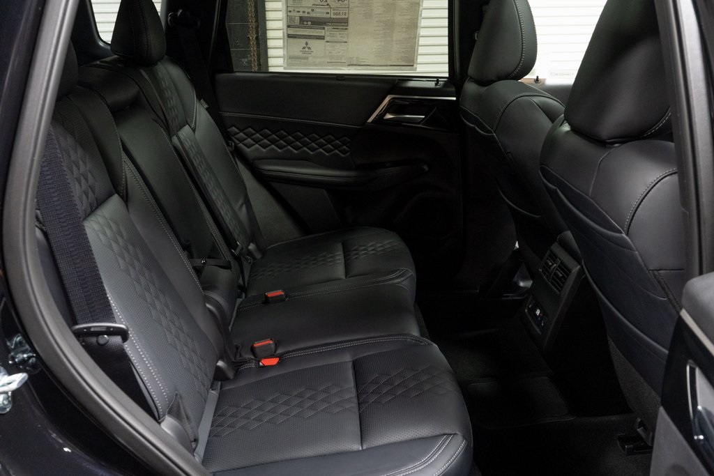 2025 Mitsubishi Outlander Plug-In Hybrid SEL Black Edition Image 15 of 24