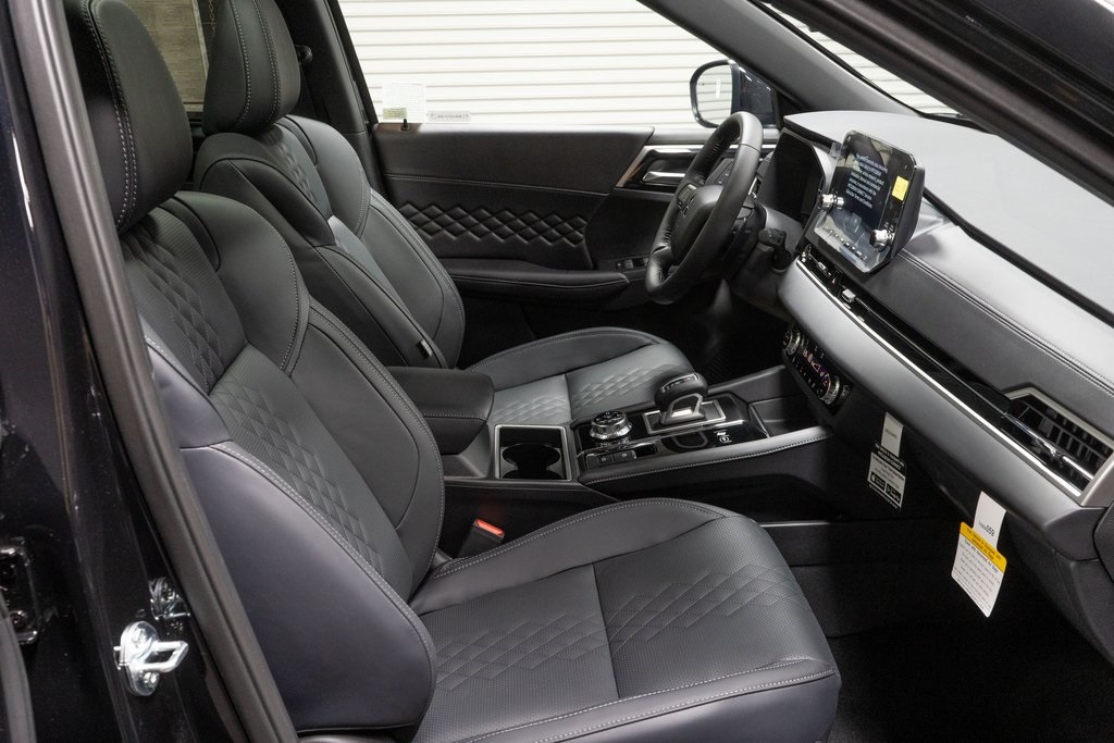 2025 Mitsubishi Outlander Plug-In Hybrid SEL Black Edition Image 16 of 24