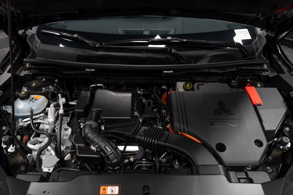 2025 Mitsubishi Outlander Plug-In Hybrid SEL Black Edition Image 7 of 24