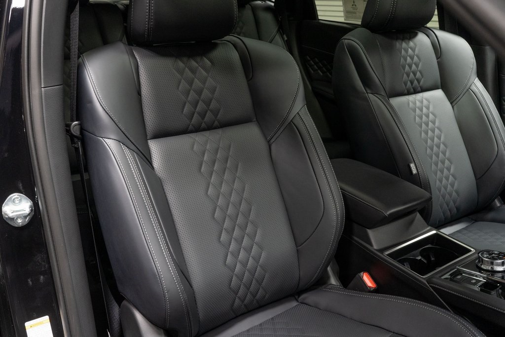 2025 Mitsubishi Outlander Plug-In Hybrid SEL Black Edition Image 12 of 24