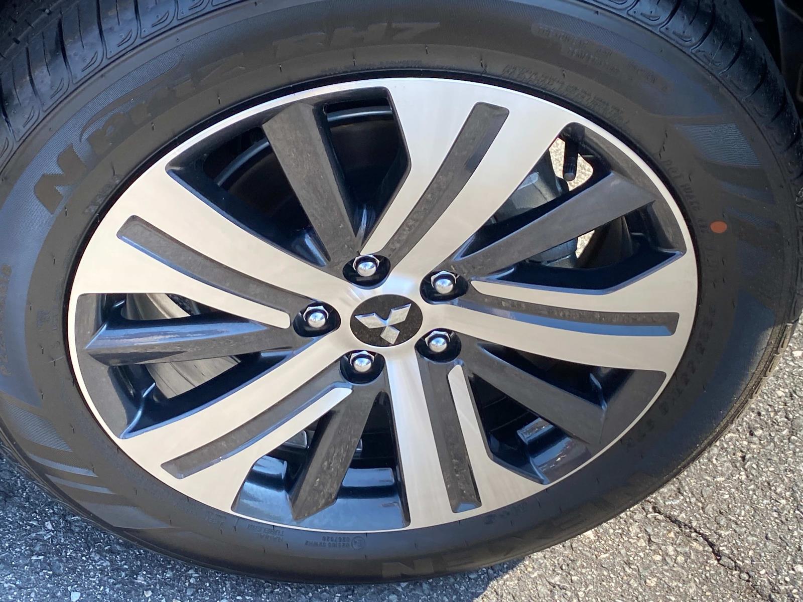 Vehicle image 11 of 24