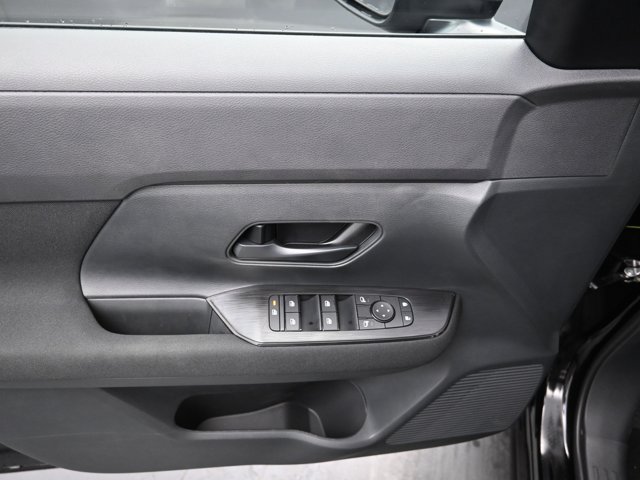 Vehicle image 33 of 43