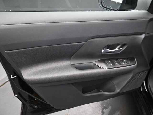 Vehicle image 33 of 45