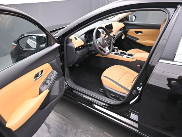 Vehicle image 33 of 44