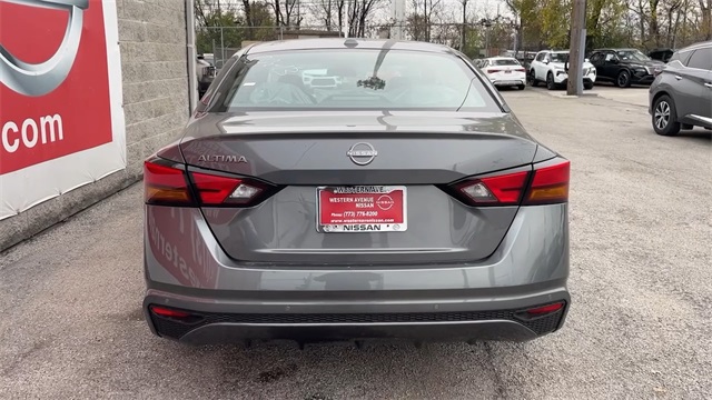 Vehicle image 14 of 27