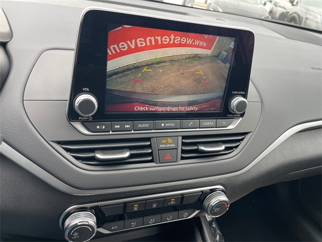 Vehicle image 23 of 27