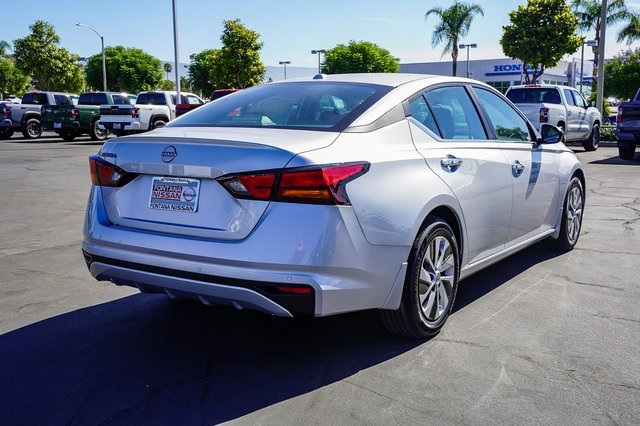 2025 Nissan Altima S Image 4 of 30
