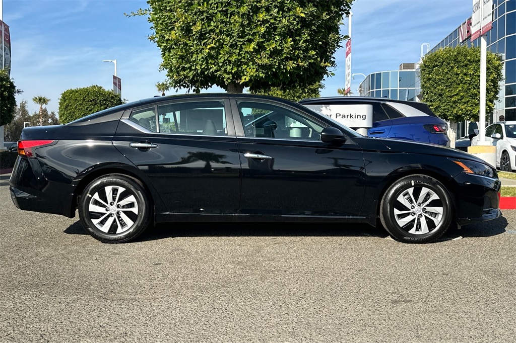 Vehicle image 4 of 23