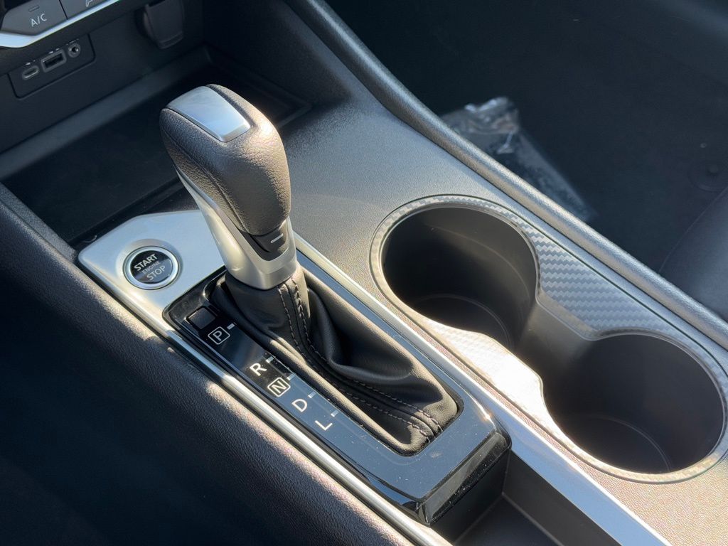 Vehicle image 13 of 22