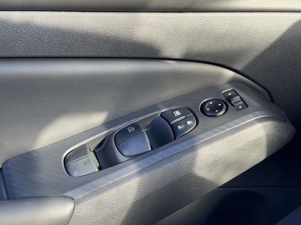 Vehicle image 14 of 22