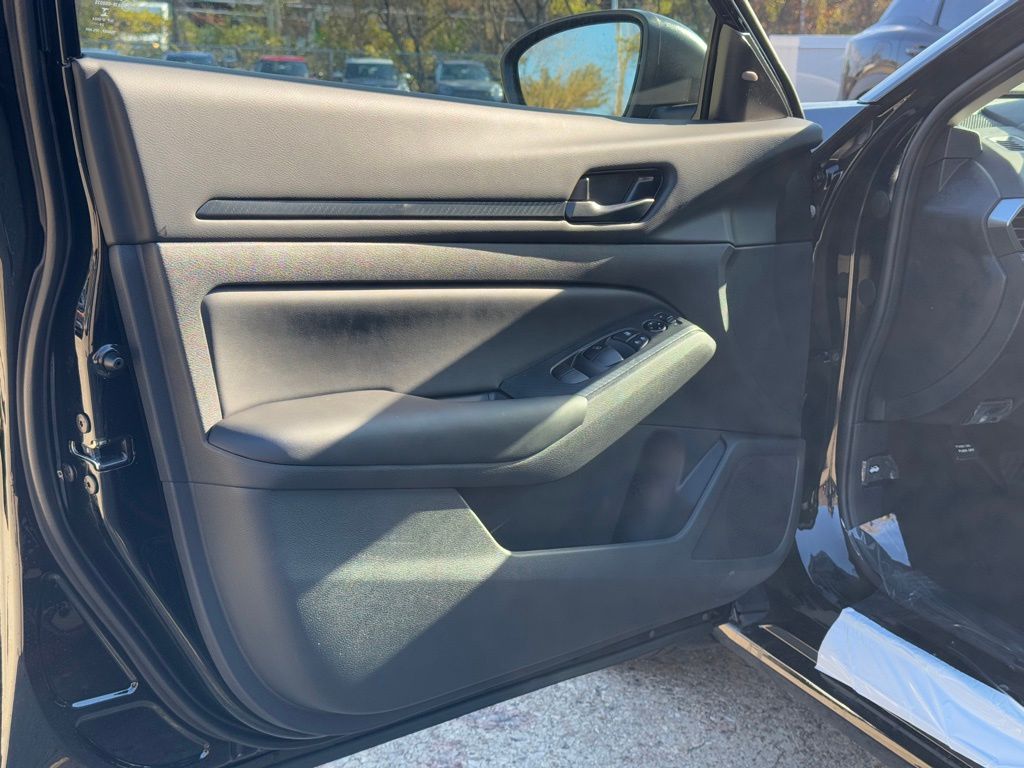 Vehicle image 18 of 22