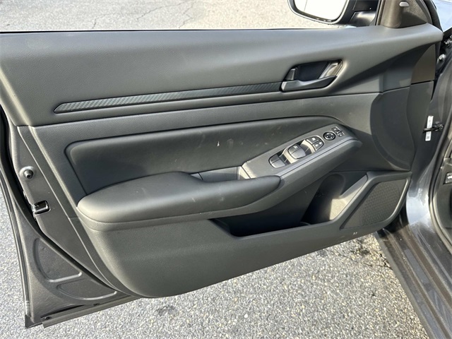 Vehicle image 15 of 18