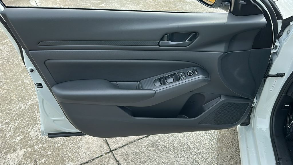 2025 Nissan Altima S Image 21 of 31