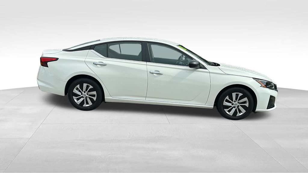 2025 Nissan Altima S Image 4 of 31