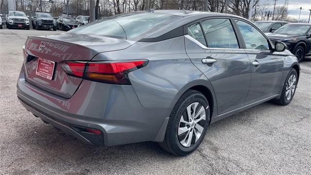 Vehicle image 10 of 27
