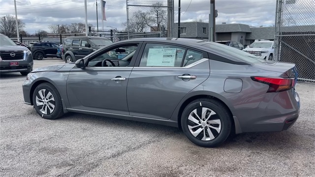 Vehicle image 14 of 27