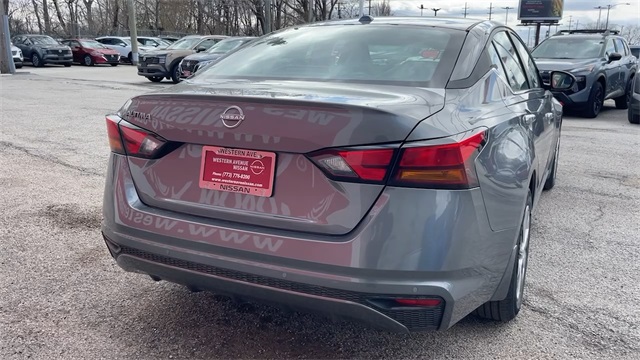 Vehicle image 11 of 27
