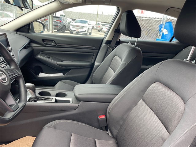 Vehicle image 16 of 27