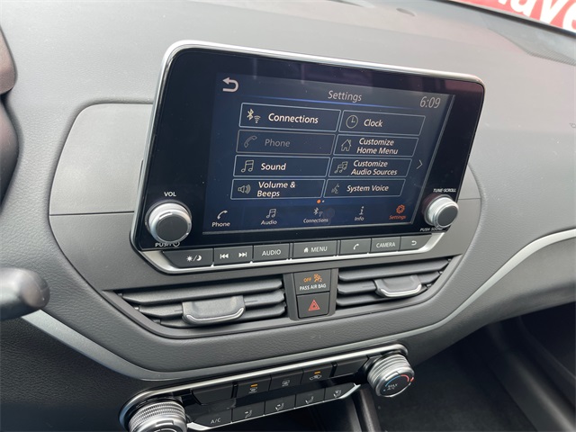Vehicle image 21 of 27