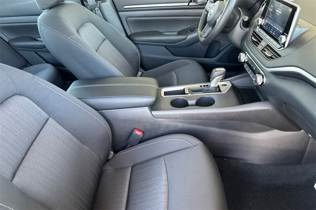 Vehicle image 8 of 22
